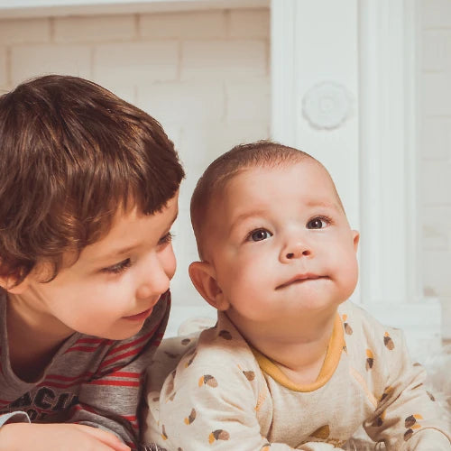 Niña y bebés